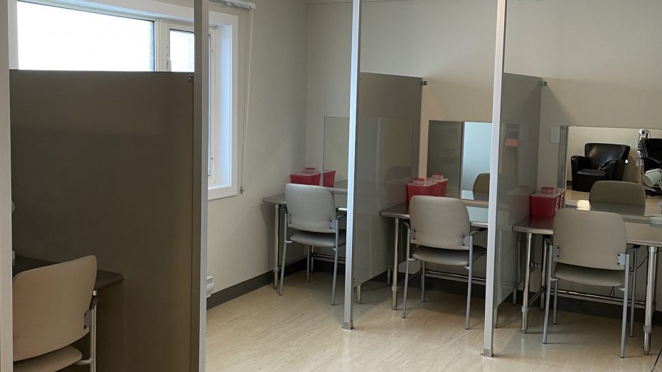 Picture of a SCS with three chairs, room dividers.